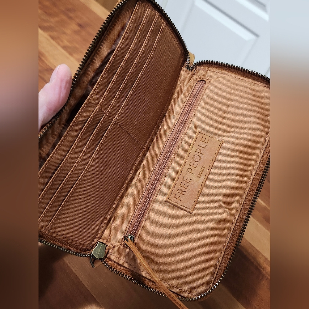 Nwot, FREE PEOPLE Distressed Tan Vegan Leather Wallet/ Wristlet.. Final Price - Picture 5 of 10